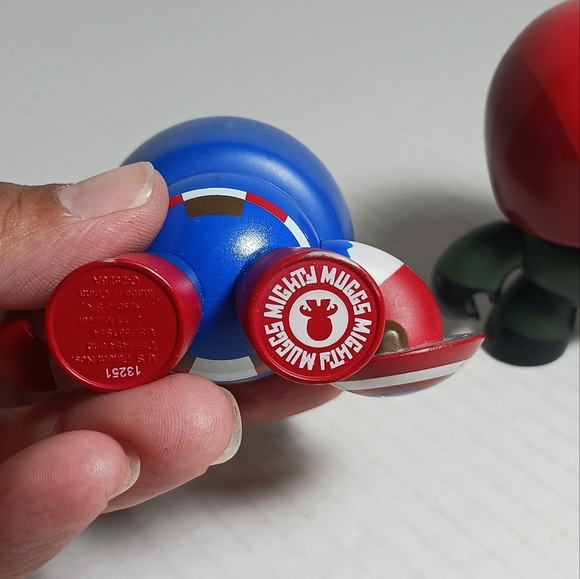 Hasbro Lot Of 2 Mighty Muggs Vinyl Figures Captain America & Red Skull 2011 - Picture 2 of 6